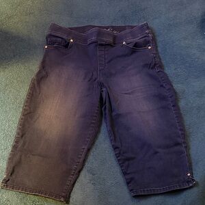 Gloria Vanderbilt Dark Slimming Denim Capris “Avery”